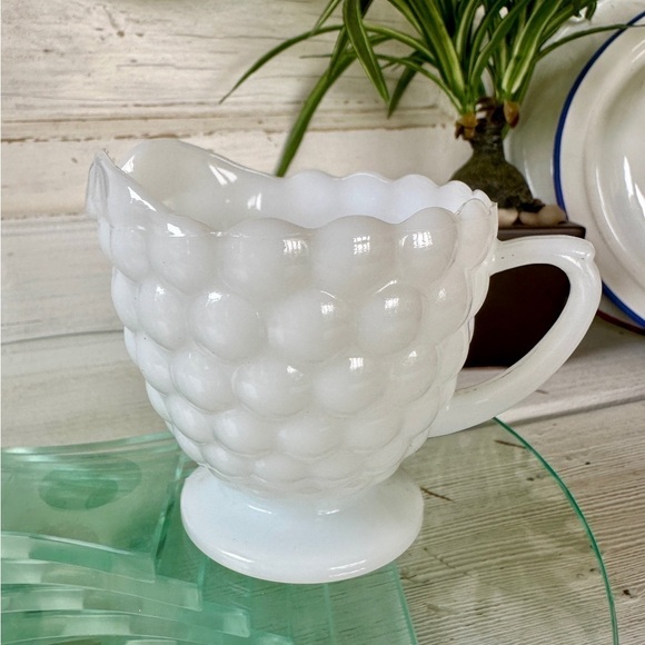 ANCHOR HOCKING, BUBBLE MILK GLASS, SUGAR BOWL & CREAMER SET. - Picture 4 of 11